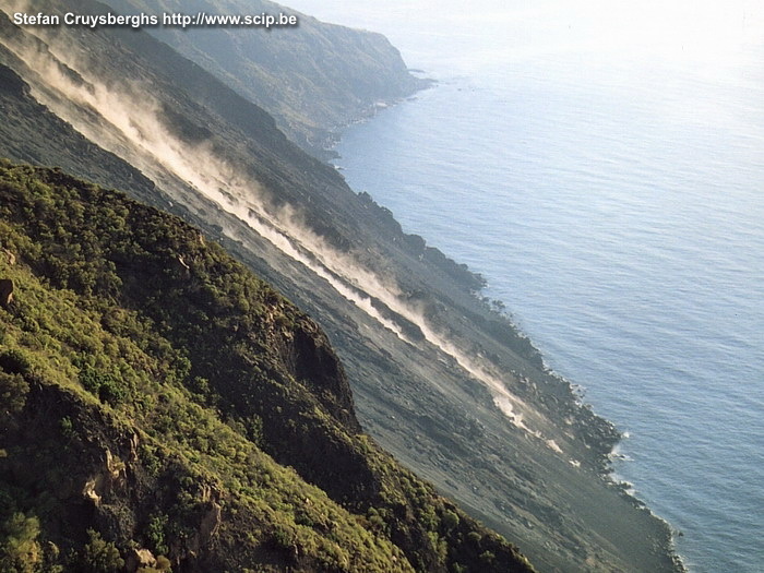 Stromboli In de vooravond vertrekken we voor een tocht naar de top van de Stromboli op 926m. Als we de top naderen horen we de uitbarstingen en zien we versteende lava langs de bergflanken in de zee rollen. Stefan Cruysberghs